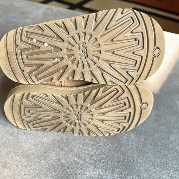 UGG mid length tan boot with zipper on side youth size 13 - Picture 4 of 5